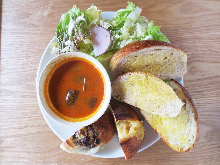 「発酵ランチプレート」1,000円。天然酵母パンには北海道産の手絞り菜種油と海塩をパラリ。酵母ドレッシングサラダ、自家製酵母スープ付き。