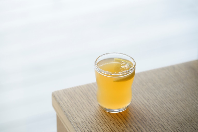 鍋に残った塩はコップのふちに付け、ジンジャーエールとトニックウォーター、レモンの果肉を入れたら、ノンアルソルティドックの出来上がり。