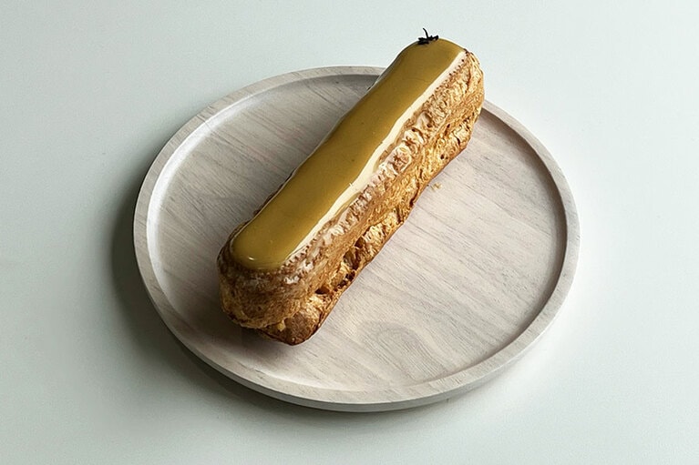 【ラ・クラシック】「エクレア キャラメルティーラテ」は、しっかり焼きこまれたシューが風味豊かで、キャラメルの風味をほんのりまとった紅茶のクリームが絡んでまろやかなおいしさ。