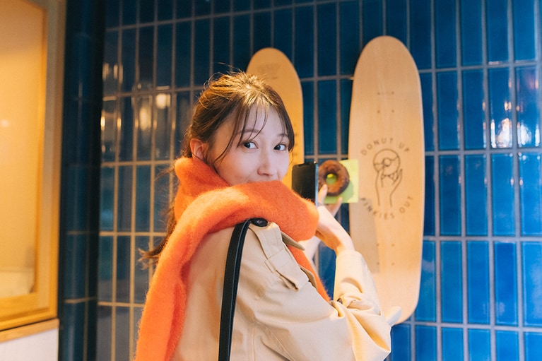 大野さんのインスタグラム(@ohno_ito)でお馴染み、「#いとのぱん」の投稿用写真もパシャリ。この日も何枚も撮り直し。「ドーナツの持ち方をお店のロゴと似せてみました！」