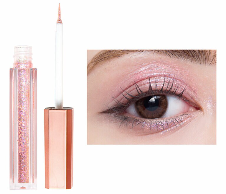 あらゆる方向に輝くリキッドタイプのアイカラー。輝きの持ちも長くて優秀。色名にGが付くカラーは先端が筆状に、Lが付くカラーはチップタイプになっている。スパークルリキッドアイズ ありそうでない、ピンクベースにピンク系ラメが可愛い、G02 ユーフォリア 1,540円／ライフスタイルカンパニー