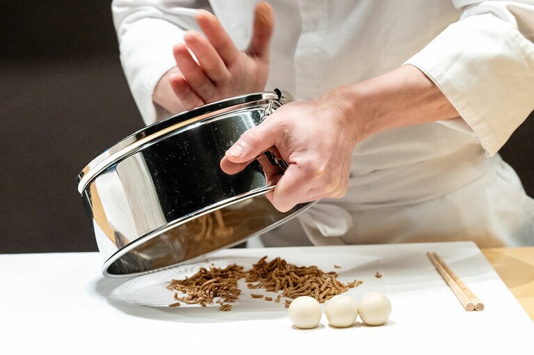 きんとん製「紅香織（こうこうおり）」。飲み物付き2,090円。5月中旬まで。