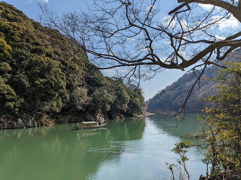 翡翠色の大堰川で、平安絵巻さながらの優雅な時間を。