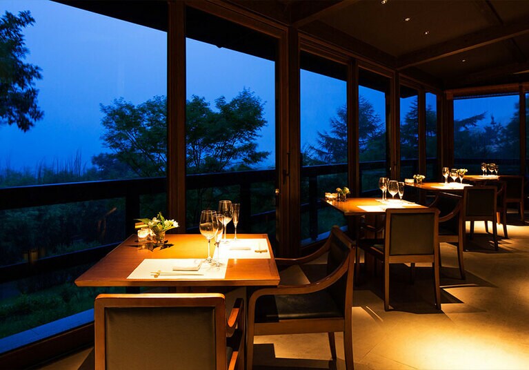 薄暮の阿蘇五岳を望むダイニング。