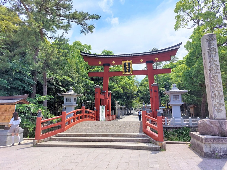 北陸道の総鎮守・氣比神宮。敦賀駅からバスで約3分。