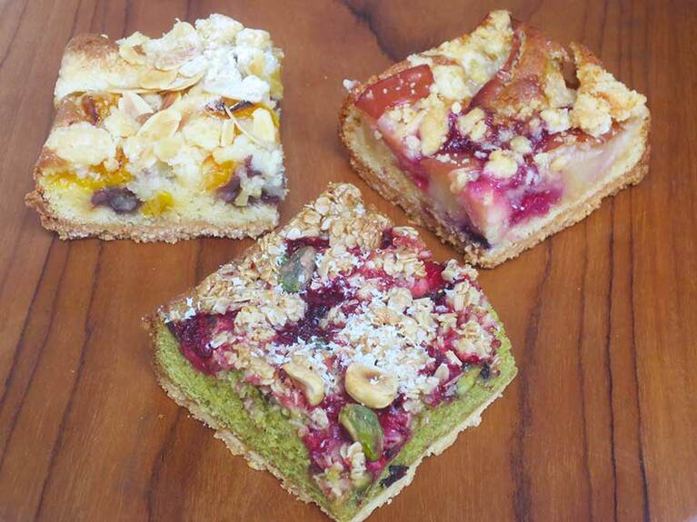 「スクエアベイク」左上から時計回りで「デコポン＆あんこ」420円、「紅玉りんご＆ベリー」400 円、「いちごとピスタチオ」420円。