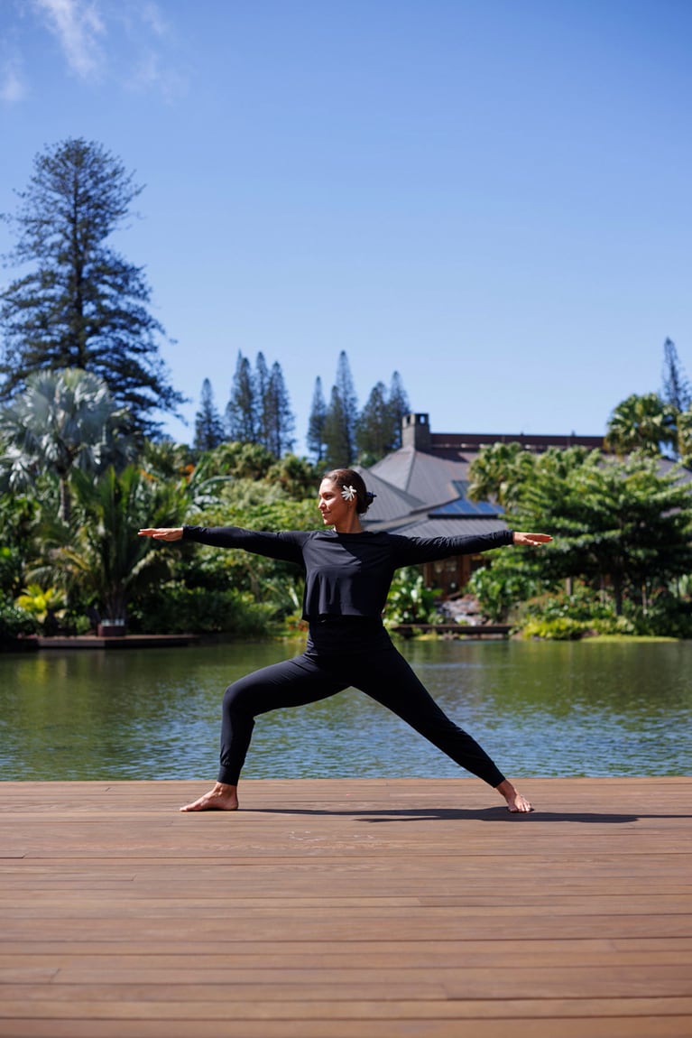 池に面したウッドデッキは、朝と夕方にはヨガスペースとして使用される。