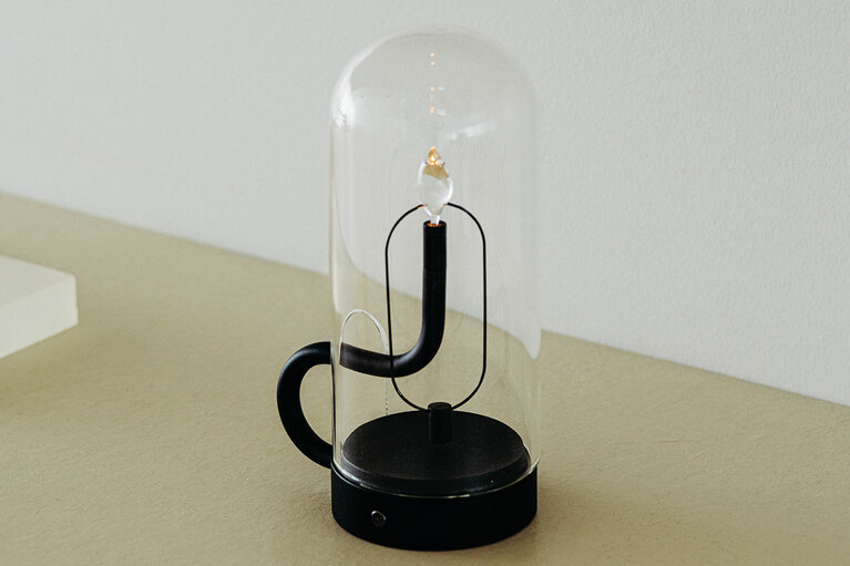 hymn（ヒム） 外径約6.9×W9.6×H17.7cm（充電台含む） 29,700円／アンビエンテック