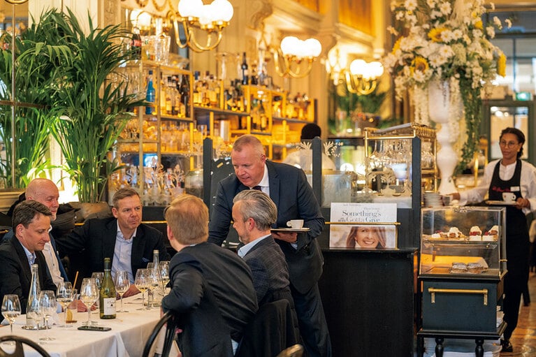 フランス国立図書館所有となり、1985年に大規模修復。往時の輝きを取り戻した。常連客は近隣で働くビジネスマン多い。