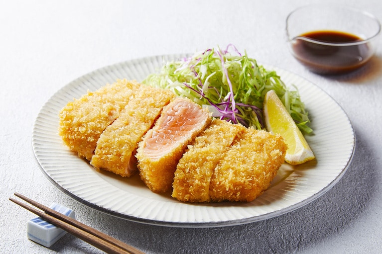 サモ肉レシピの一例。豚肉をノルウェーサーモンにスイッチすれば、トンカツがふわふわジューシーな「サーモンかつ」に！