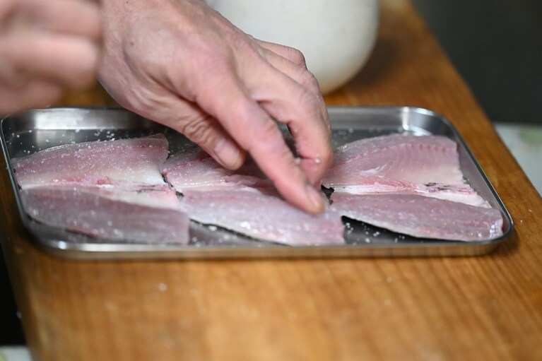 魚種により異なりますがフグは１〜２週間、寒鰤などは一ヶ月寝かすことも。