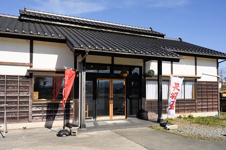 両津港からも近い国道350号沿いにある「天領盃酒造」。