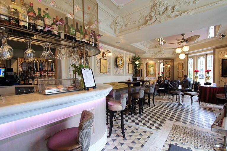 「カフェ・デ・オリエンテ」の1階にあるバーカウンターとダイニング。