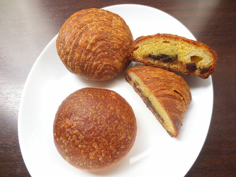 上：「チョコレートのデニッシュ」、下：「クリームパン」。各200円。