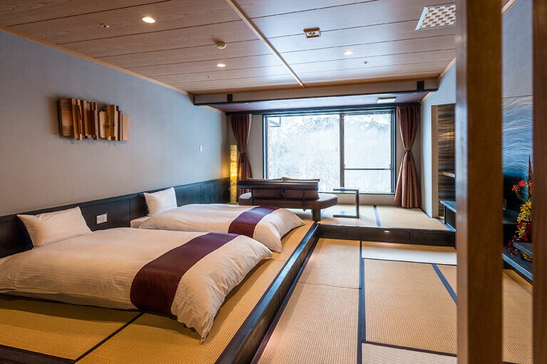 「渓流和室」は、ごろんと横になっていてもソファでくつろいでいても、すぐそこに渓流が。