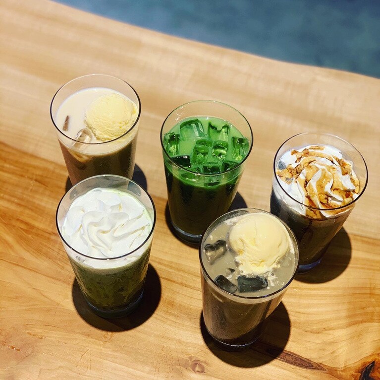 色とりどりの冷涼ドリンク。