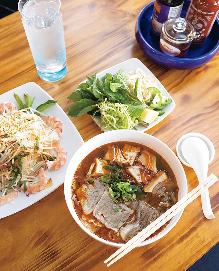 【Mama Pho(ママ・フォー)】パパイヤサラダ 13.5ドル。スパイシービーフフォー 15.95ドル。