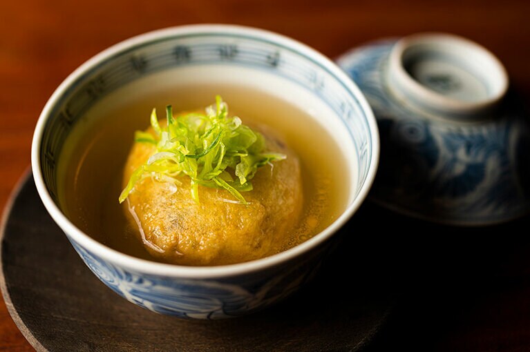 じゃがいもまんじゅうの揚げだし。中身はすっぽんと木の芽を和えたもの。出汁はすっぽんのスープを使用。