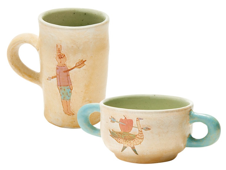 増田良平さんの「器 」マグカップ(4,500円)でコーヒーを飲み、小さな器(4,000円)はアクセサリー入れに。