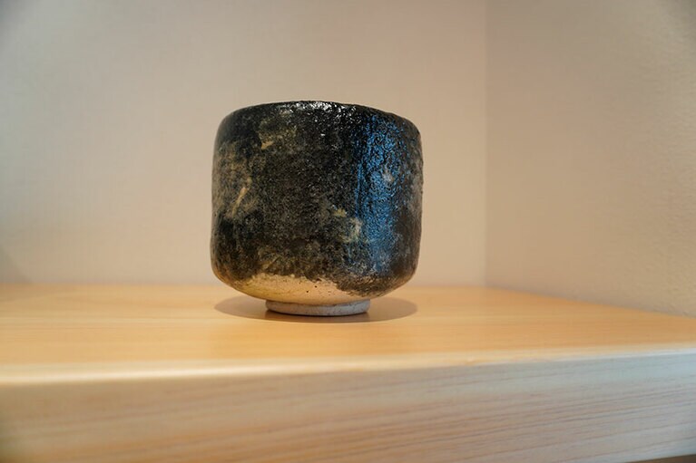 茶碗などはすべてフィリップのコレクションだ。