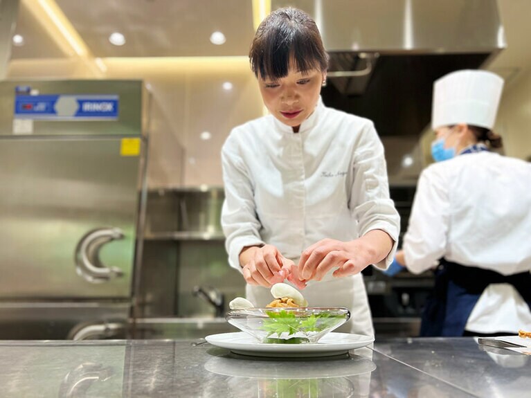 仕上げをする長江シェフ。