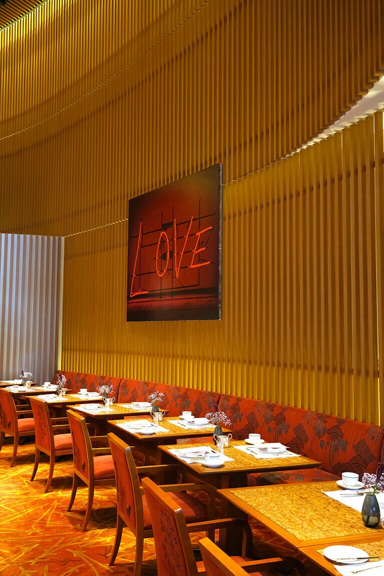 ロビーの左右に広がるコンチネンタルダイニング「ザ・ロビー」。※現在はアート展示は終了しています。