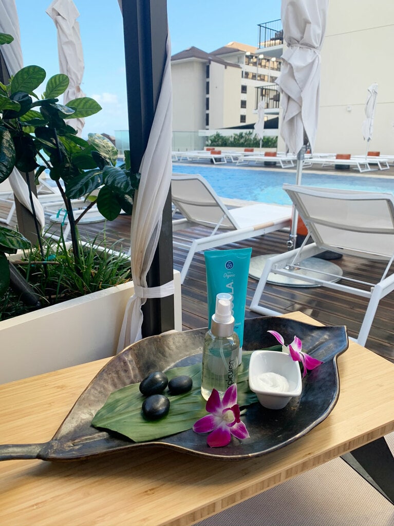 カバナで受けるマッサージ。自分へのご褒美です。