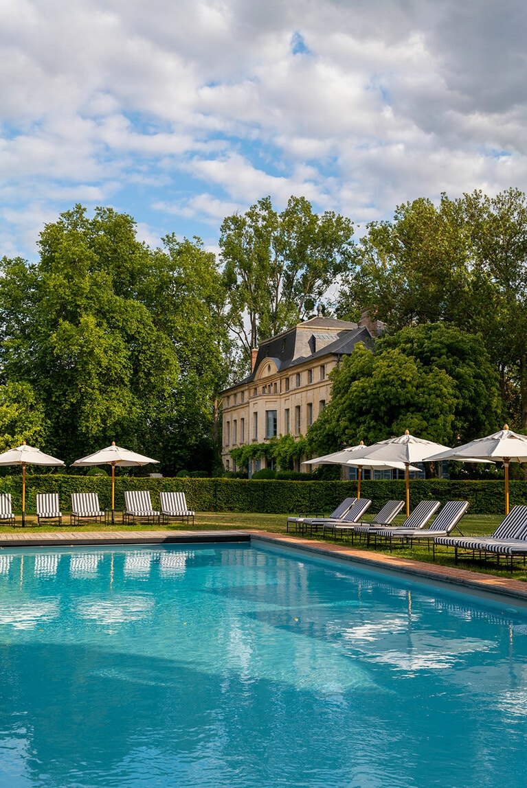 メイン館の裏手にはゆったりと楽しめるプールが(夏季のみ)。