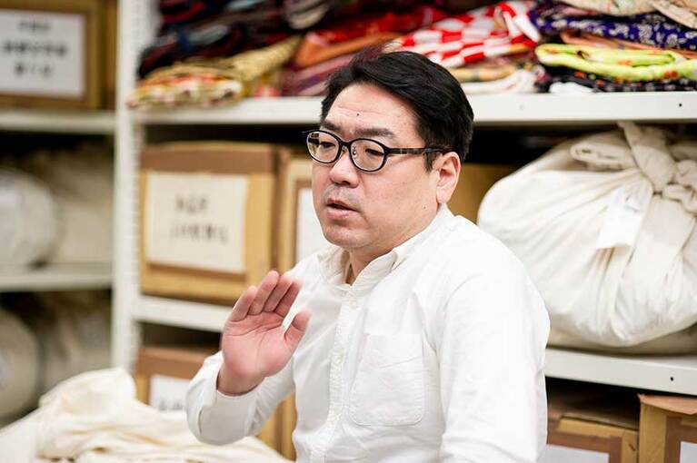 松本勇さん。インタビューは実際に舞台で使われる衣裳がぎっしりと棚に並ぶ仕事場で。