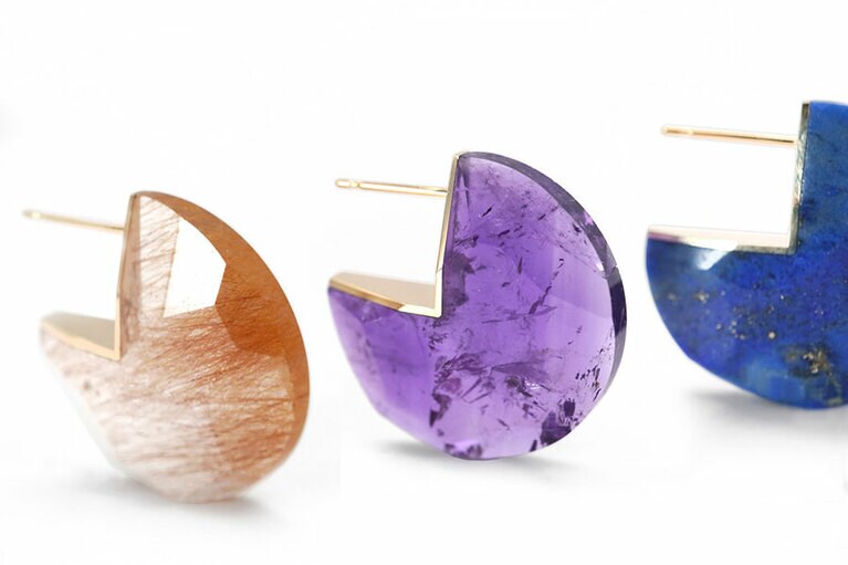 「LIMITED SLICE EARRING」左から、ルチルクオーツ 100,000円、アメジスト 95,000円、ラピスラズリ 95,000円。