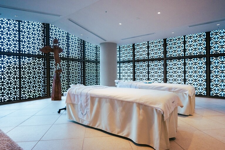 木彫家・瀧口政満氏の作品《森の妖精》に見守られて、上質な癒やしへと導かれるトリートメントルーム。