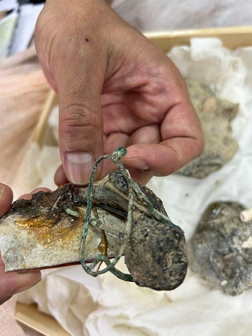 変形した眼鏡や残骸と一体化した頭蓋骨（著者提供）