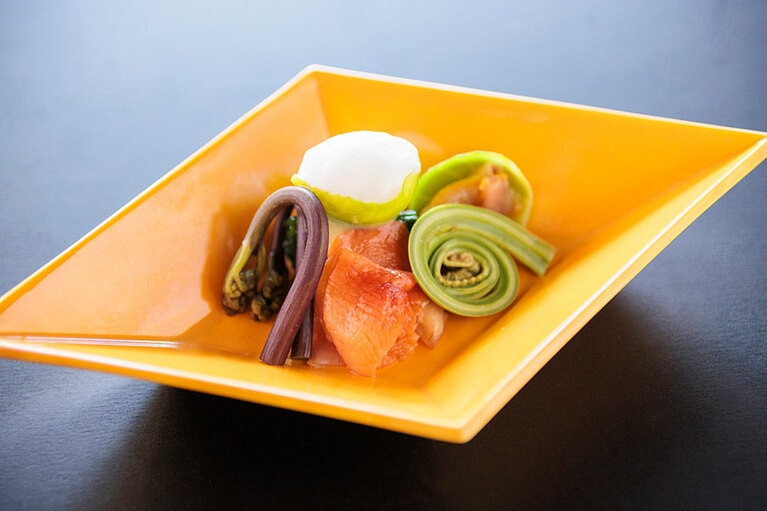 春の赤貝に山菜を合わせ、レモンの泡をあしらった先付け。