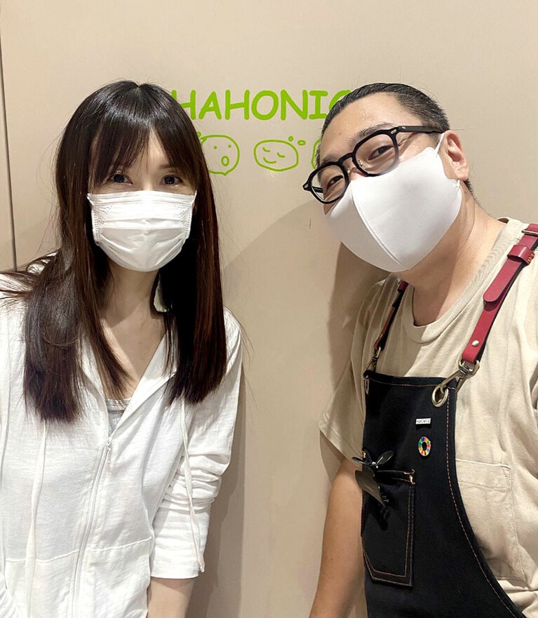 ハホニコのケアリスト、角屋さん(右)。ケアリストとは、ハホニコの中でもプロに講習できるほどの知識を持つヘアケアのスペシャリストのことだそう。