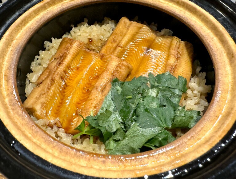 季節の土鍋御飯も人気。「長崎県産の穴子　三つ葉」1～2人前3,850円～。