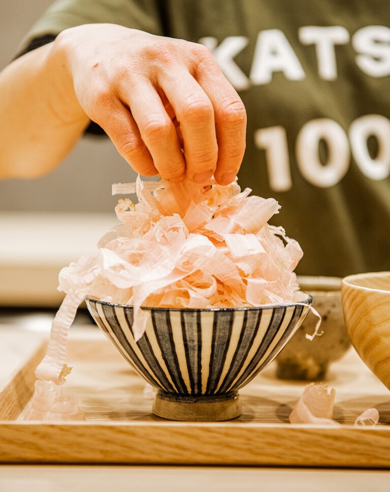かつお食堂ごはん 909円。削りたてのふわふわの鰹節をのせた土鍋ごはんに、鰹節と昆布でダシをとった味噌汁、鰹節のでんぶが付く。