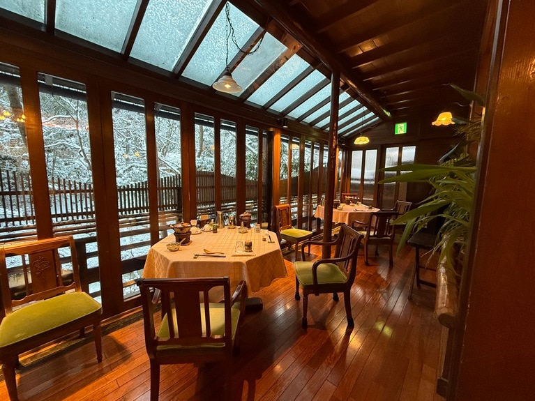 料亭には個室食事処の他に開放的なテラスの席がある。