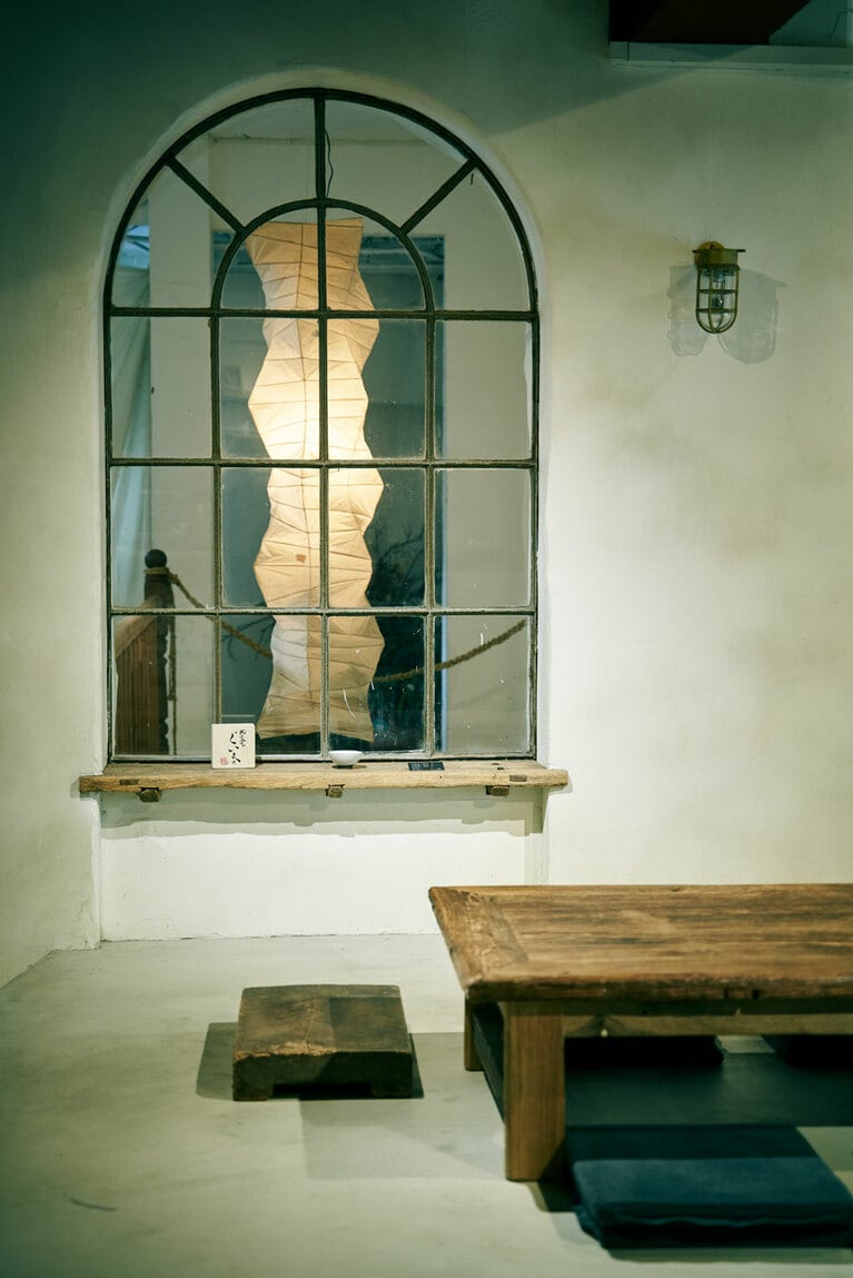 アーチ型の窓がインテリアのアクセントに。