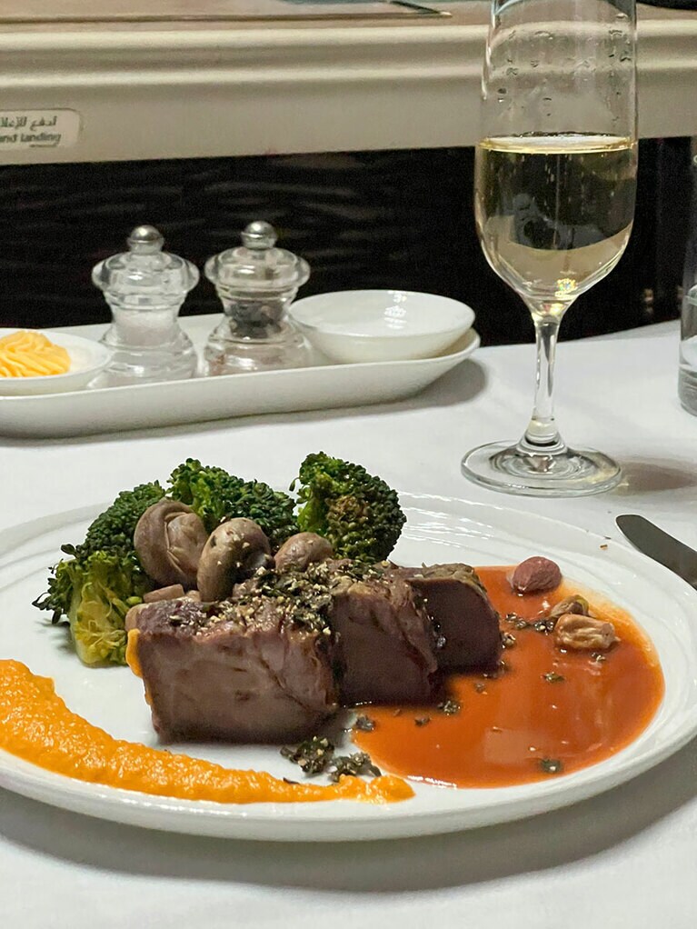 牛肉ショートリブの蒸し煮。ローズマリー風味のソース、ニンジンのピューレがよく合って美味しい。