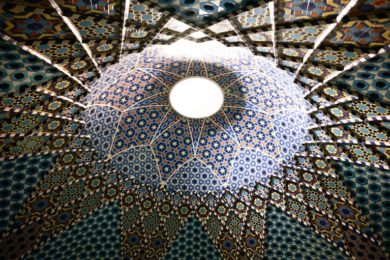 イスラームモスクのタイル張りドーム天井。「世界のタイル博物館」にて。