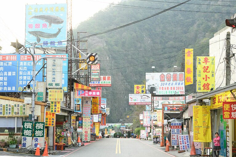 グーグァン温泉街のメインストリート。レトロな雰囲気にも心が和む。