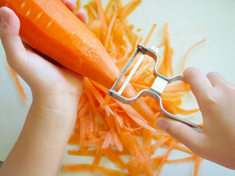 (1) 人参はピーラーを使って、皮をむくように薄く削ぎます。