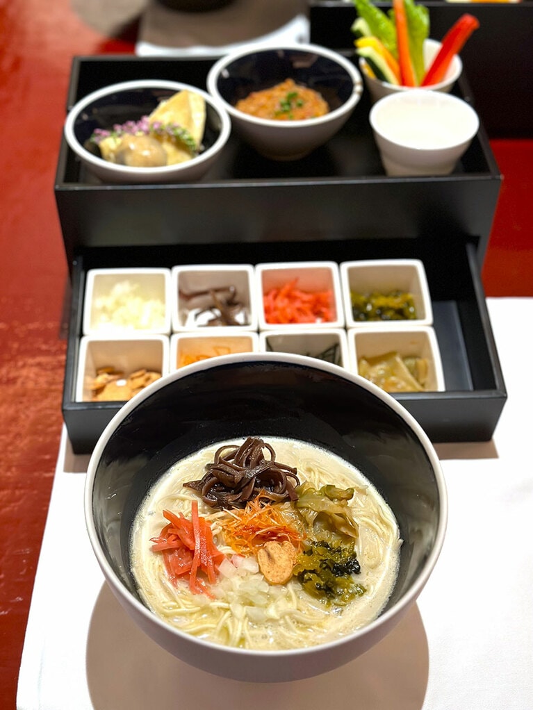 「ザ・ペニンシュラ東京 プラントベース“マイラーメン” by 一風堂」5,500円。