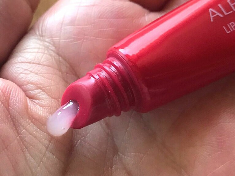 口紅などと同じように、先端が斜めにカットされていて、片手で唇にピタッとフィットさせやすい形も便利。