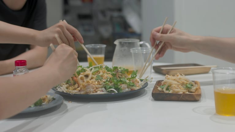 『Translation Zone』の一場面。焼きうどんとパッタイの境界線とは。