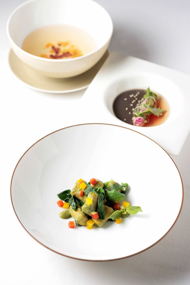 胡麻豆腐の前菜やニョッキ、スープはグルテンフリーのヴィーガンメニュー。