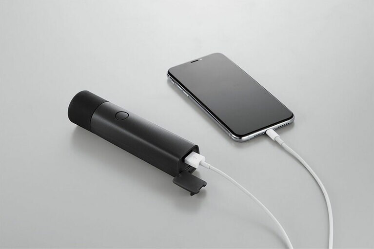USBポートに搭載した高性能ICが接続機器を自動で見分け、最適な出力で充電できる「おまかせ充電」に対応。また、スマホとモバイルバッテリーを接続した状態で充電すれば、それぞれ交互に接続し直す必要のない「まとめて充電」ができます。