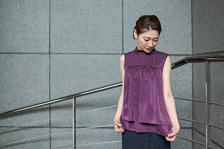 裾を出すだけで、可愛らしい印象に。