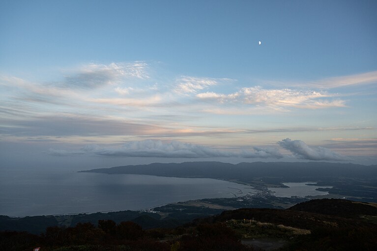 ロッジの展望デッキから一望できる両津港や加茂湖。空には半月が。