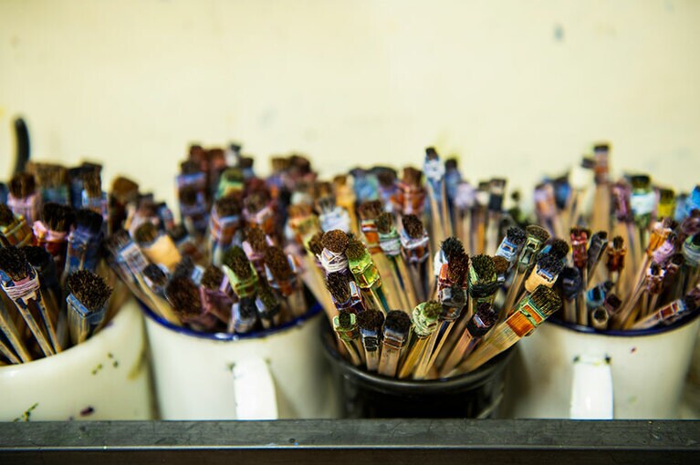 まるで職人さんの体の一部となって、びんがたに美しい色を与える筆。